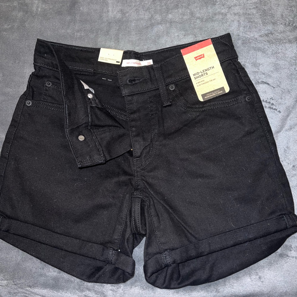 NWT—-LEVI’S Black Jean Shorts, W26